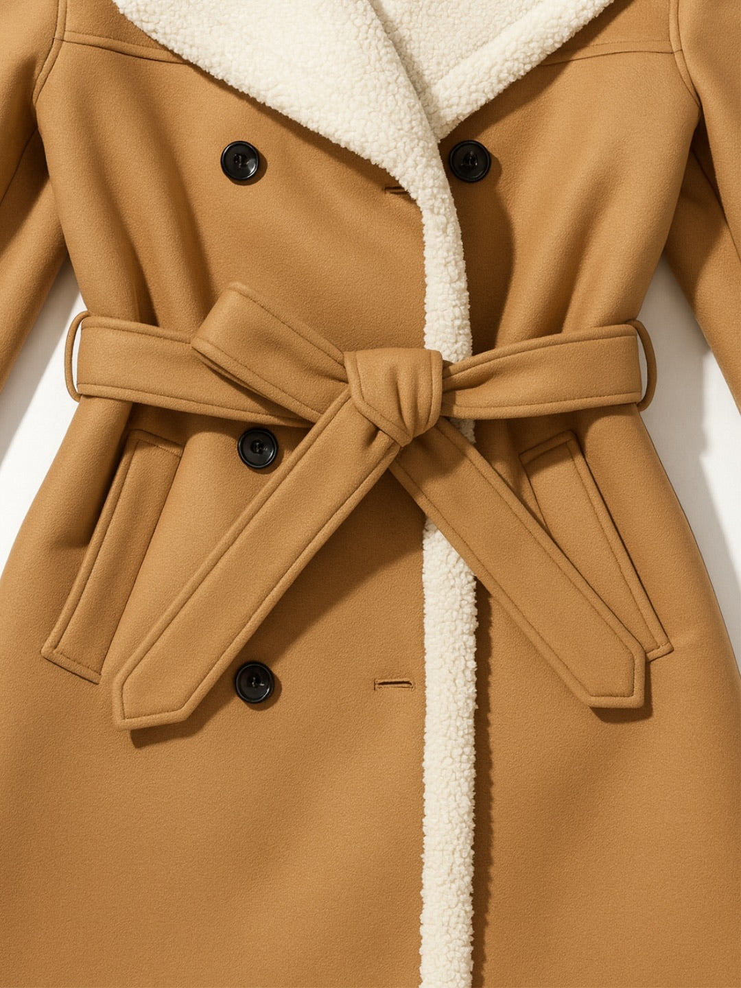 Nahaufnahme eines khakifarbenen Damen-Wintermantels mit weißem Teddyfutter und schwarzen Knöpfen