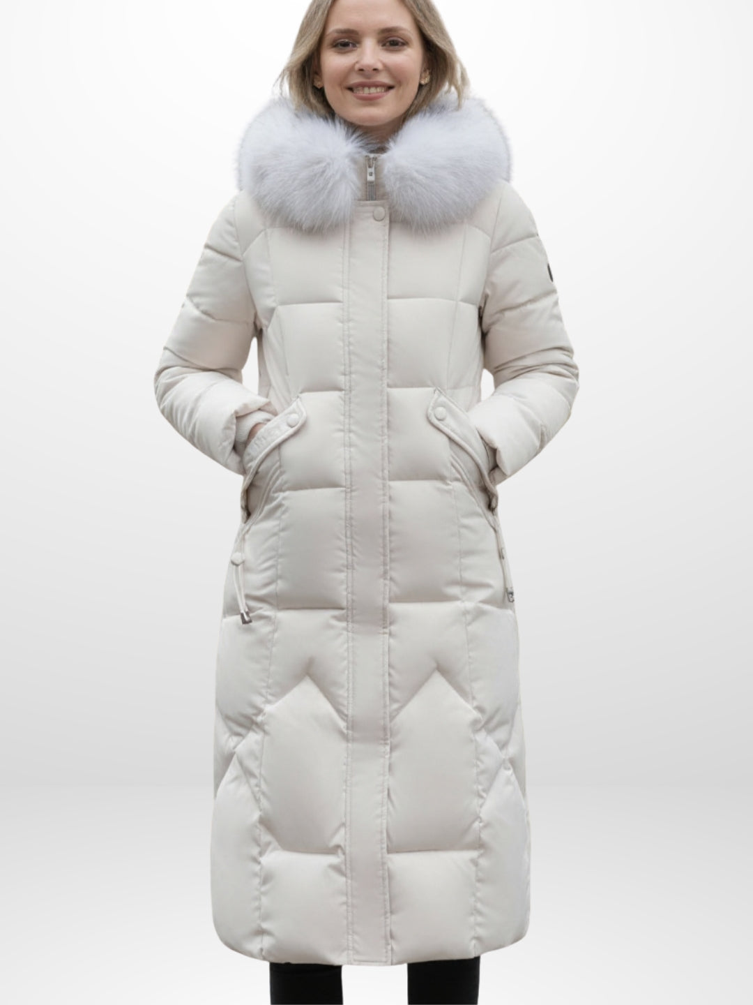 Frau trägt einen langen weißen Puffermantel mit Kapuze mit Kunstfellbesatz vor weißem Hintergrund