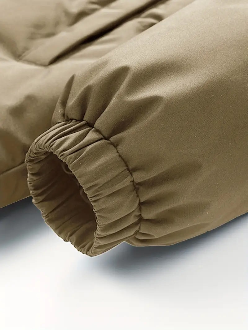 Nahaufnahme des Ärmels einer Puffer-Winterjacke