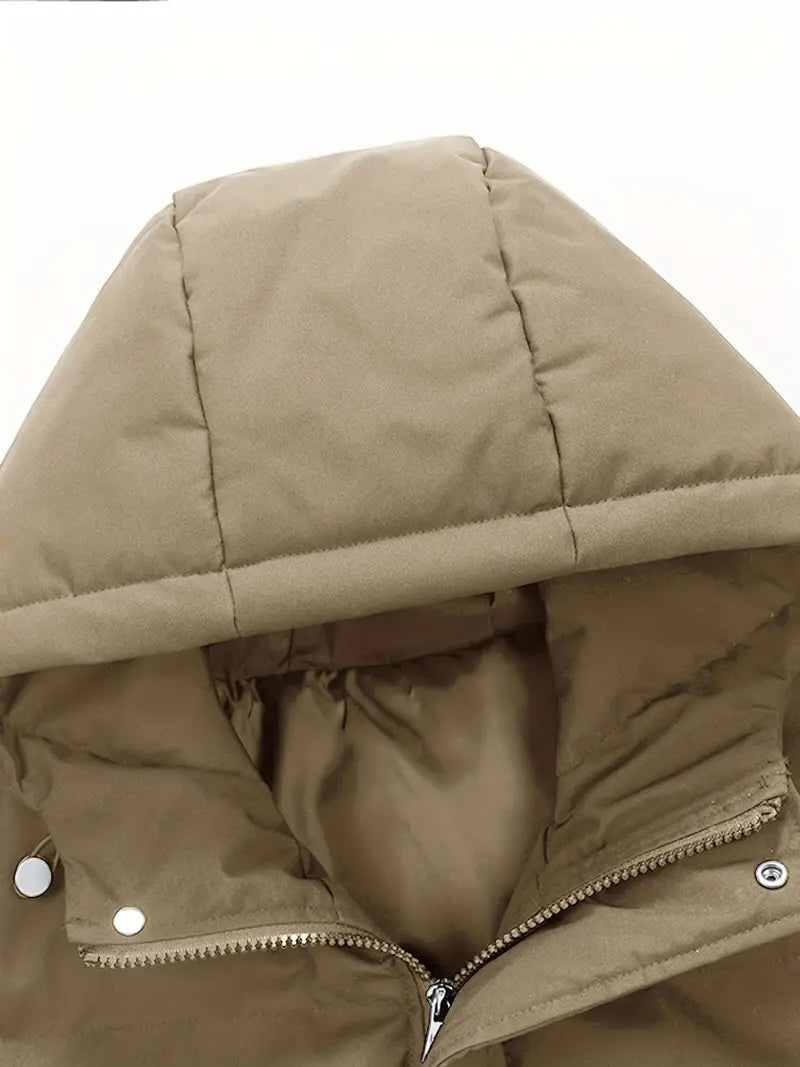 Nahaufnahme der Kapuze einer gesteppten Winterjacke