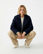 Kurze Jacke für Damen mit Reverskragen im zeitlosen zweireihigen Design