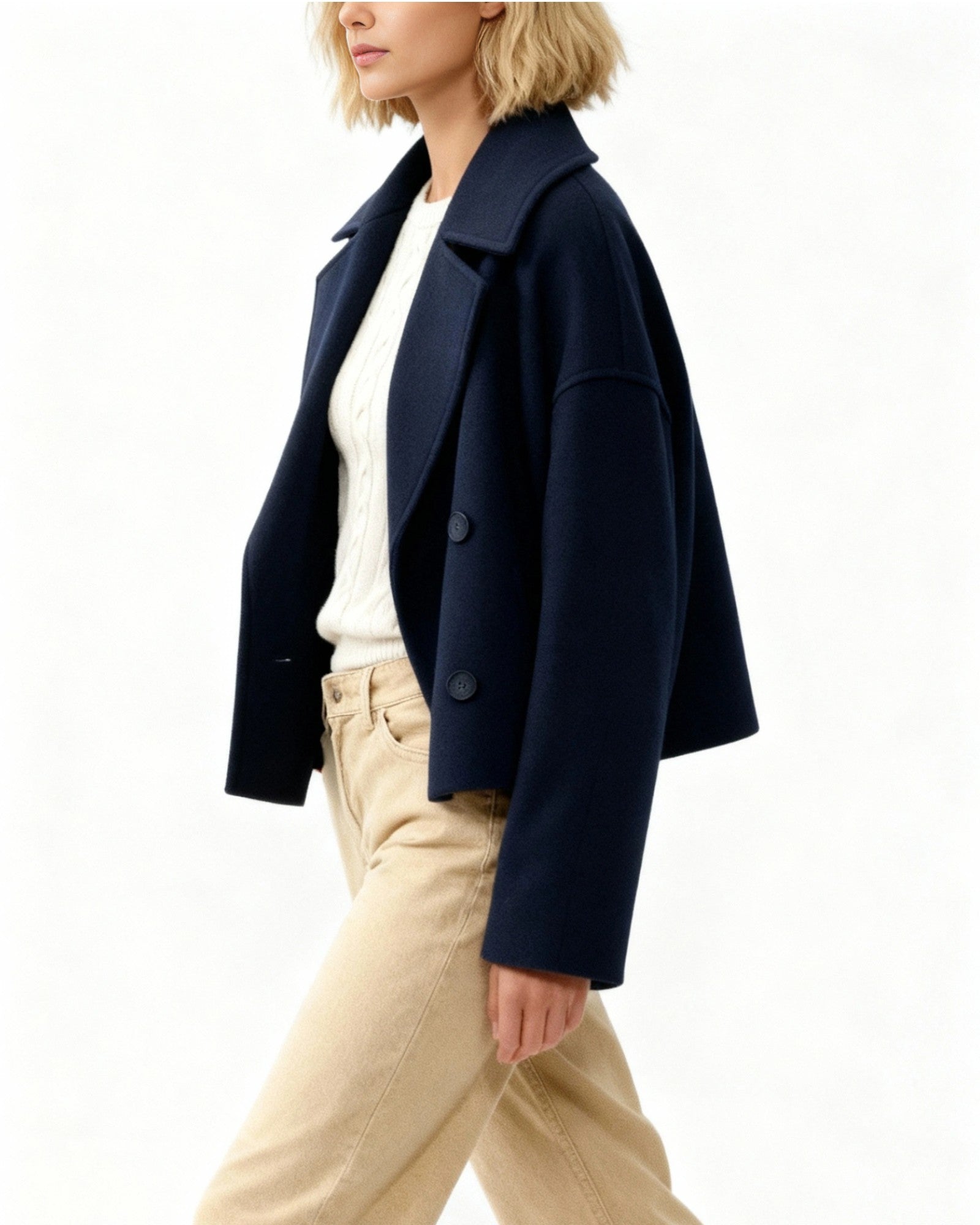 Kurze Jacke für Damen mit Reverskragen im zeitlosen zweireihigen Design