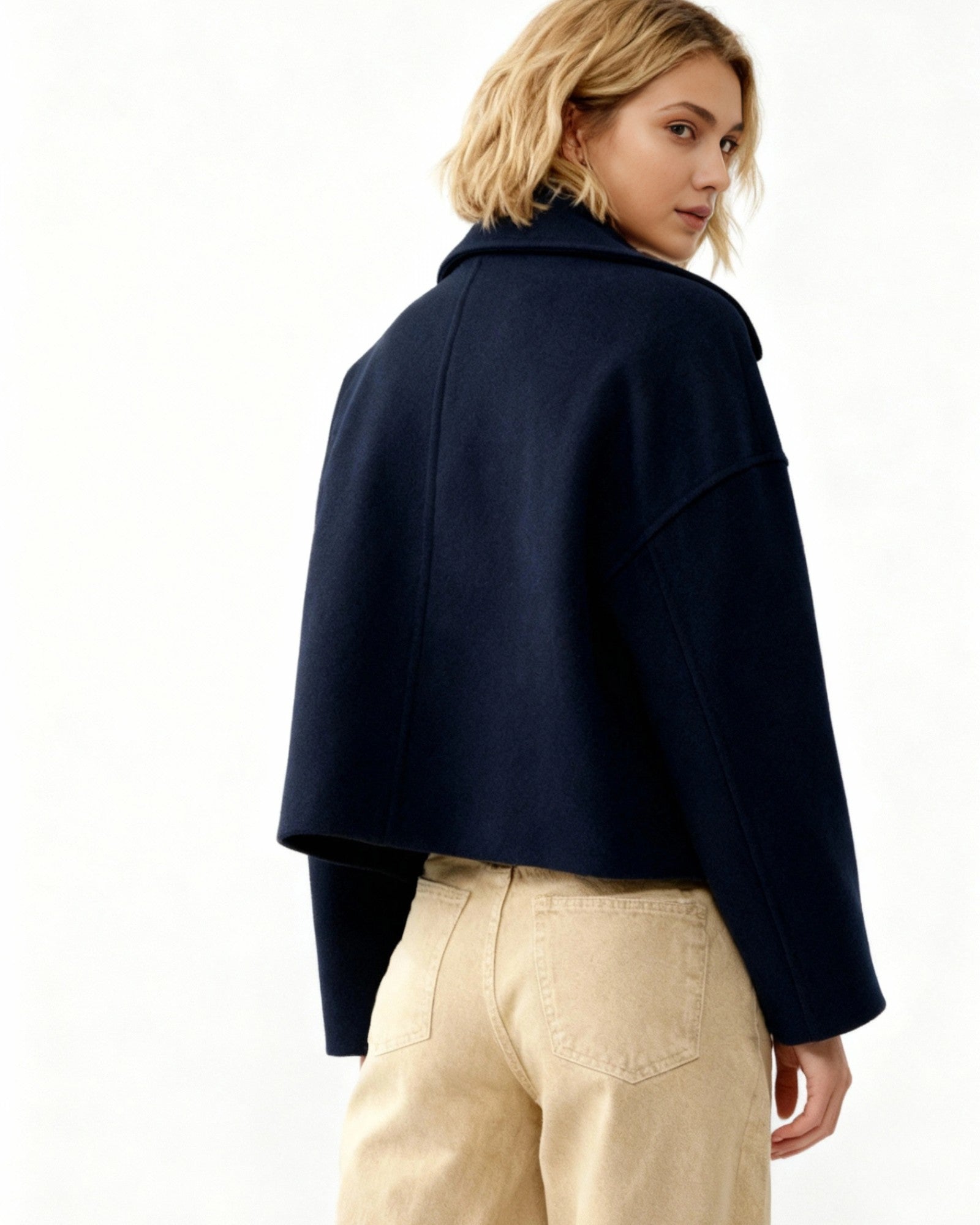 Kurze Jacke für Damen mit Reverskragen im zeitlosen zweireihigen Design