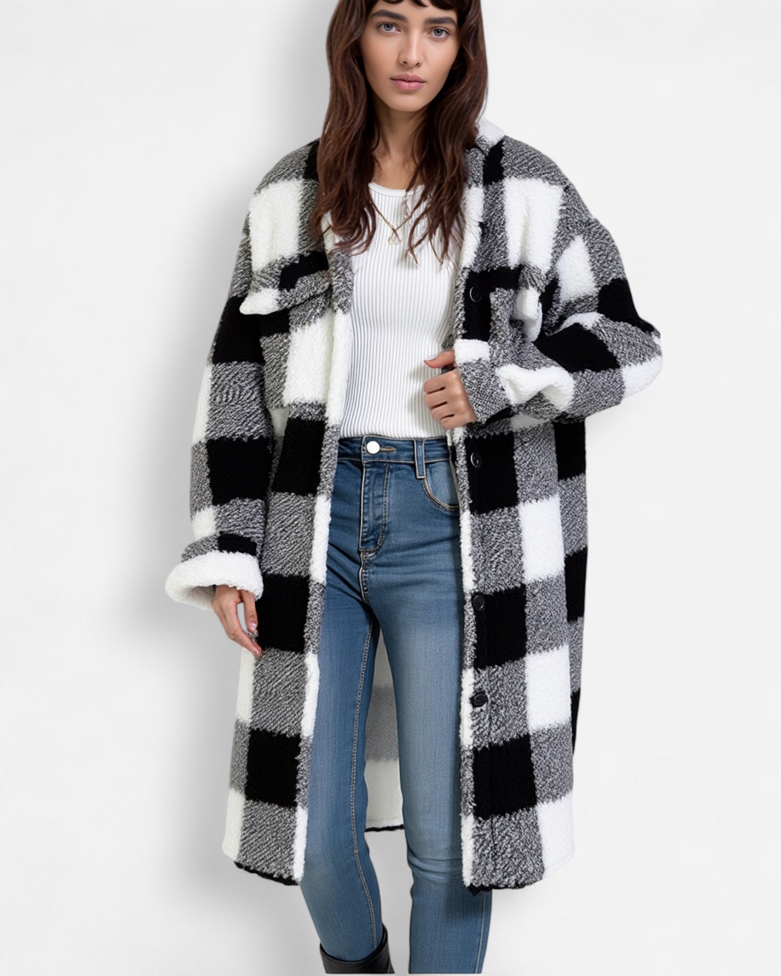 Frau trägt einen schwarz-weiß karierten Teddy-Mantel in Hemdjacken-Optik