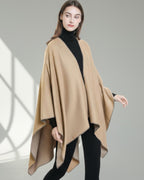 Feinstruktur Poncho für Damen mit Kontrastkante