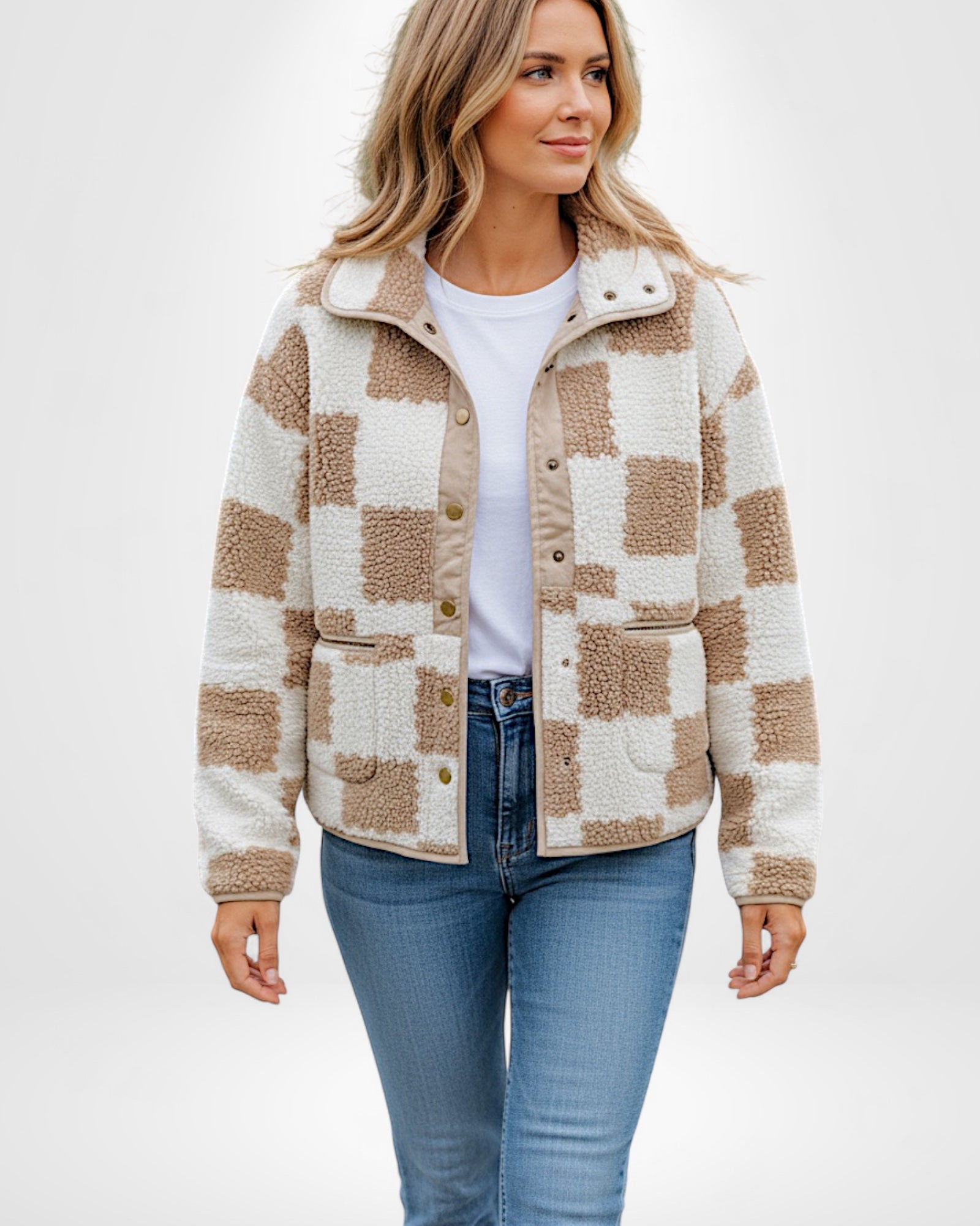 Frau trägt eine beige-weiß karierte Sherpa-Fleecejacke
