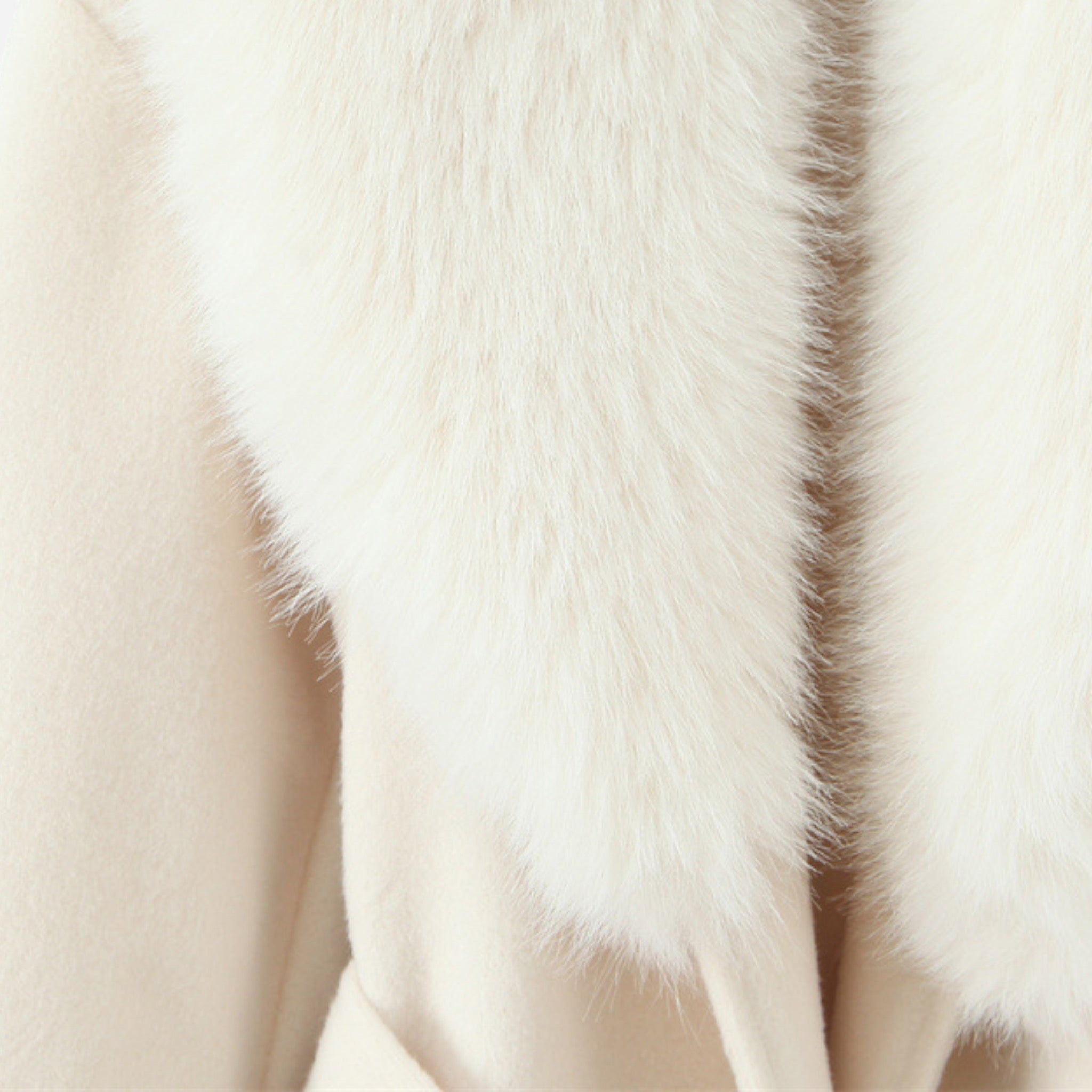 Langer Damenmantel mit Kunstpelzkragen und Gürtel