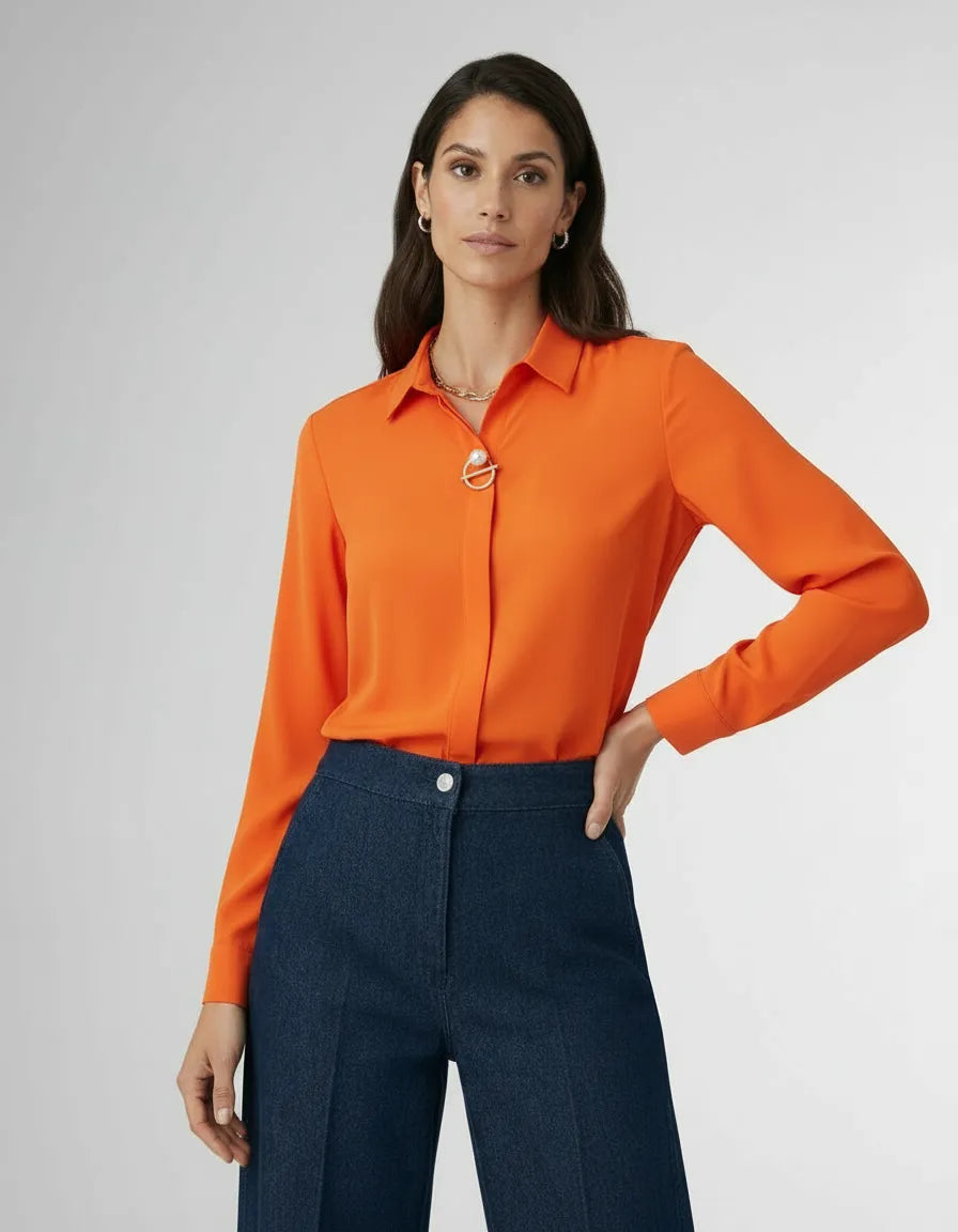 Elegante Langarm Bluse für Damen mit verdeckter Knopfleiste und dekorativer Schmuckspange