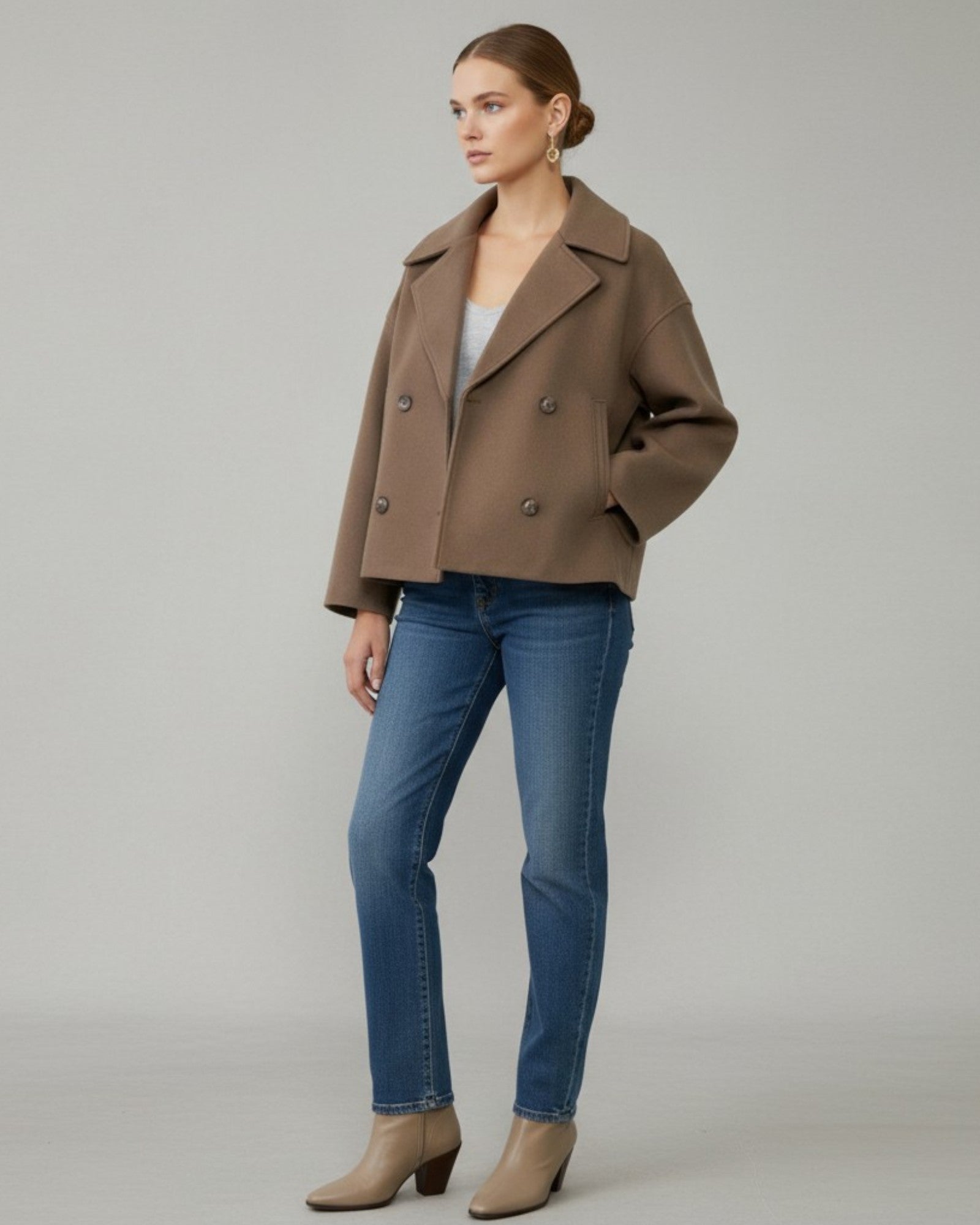 Kurze Jacke für Damen mit Reverskragen im zeitlosen zweireihigen Design