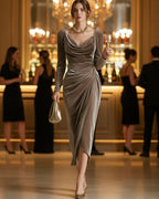 Langarm Samtkleid mit Drapiertem Ausschnitt und Schlitz - Midi