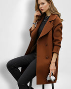 Knielanger Mantel für Damen mit Reverskragen und vier schwarzen Knöpfen