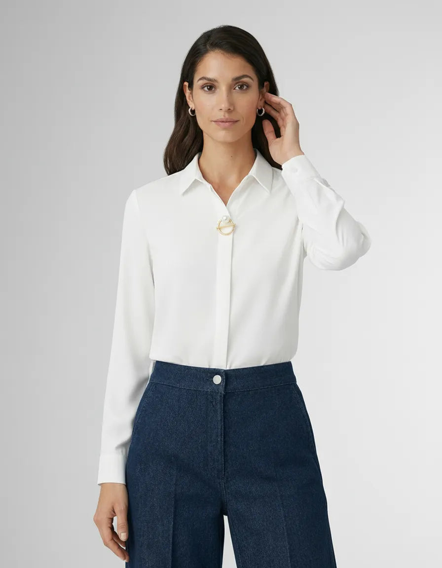 Elegante Langarm Bluse für Damen mit verdeckter Knopfleiste und dekorativer Schmuckspange