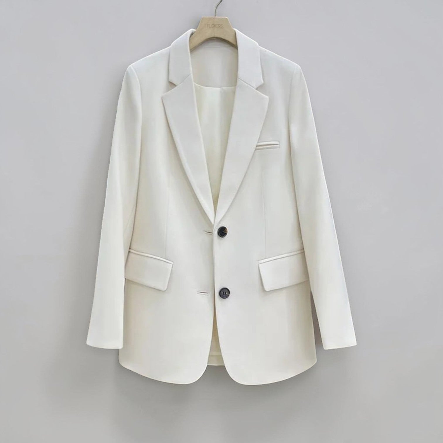 Langer Blazer für Damen mit zwei Knöpfen und Klappentaschen in einfarbigem Design