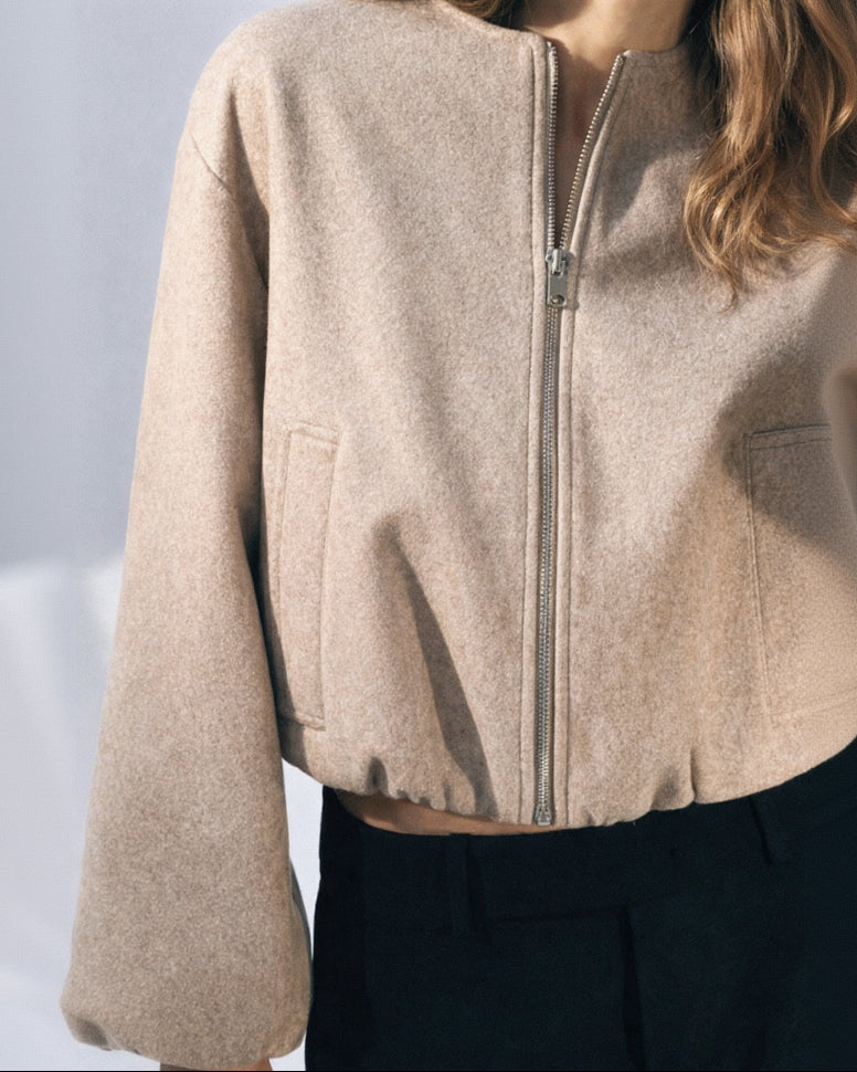 Kurze Jacke für Damen mit Puffärmeln und kragenlosem Rundhalsausschnitt