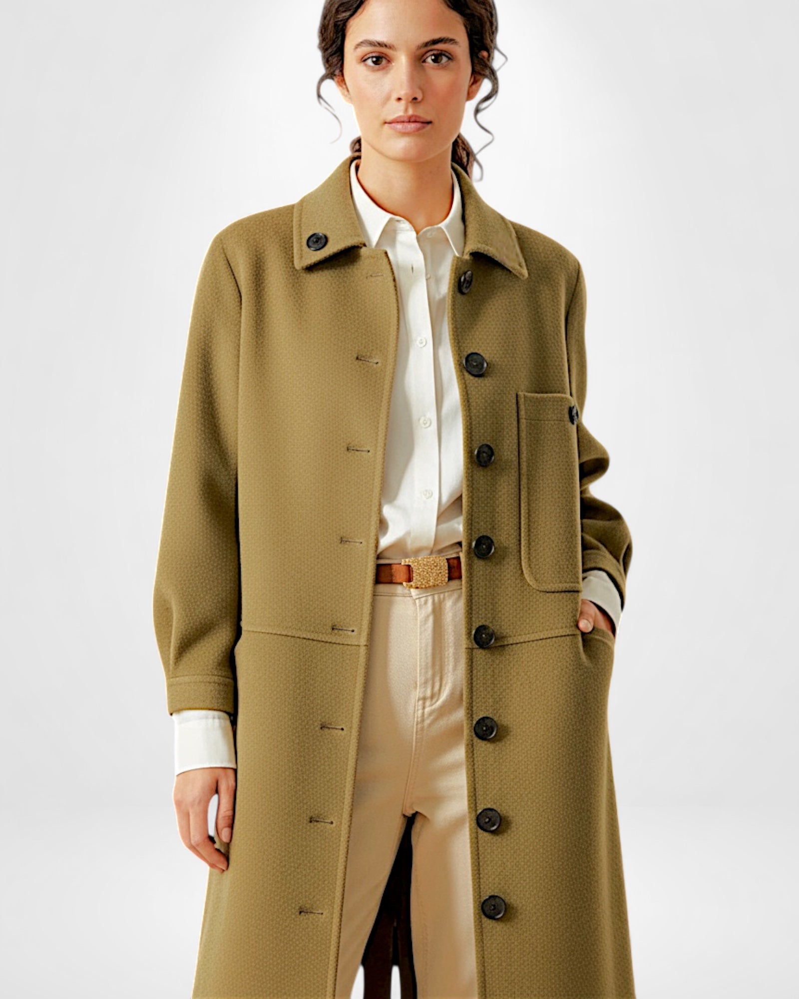 Frau trägt einen klassischen langen Wintermantel ohne Kragen mit Brusttasche