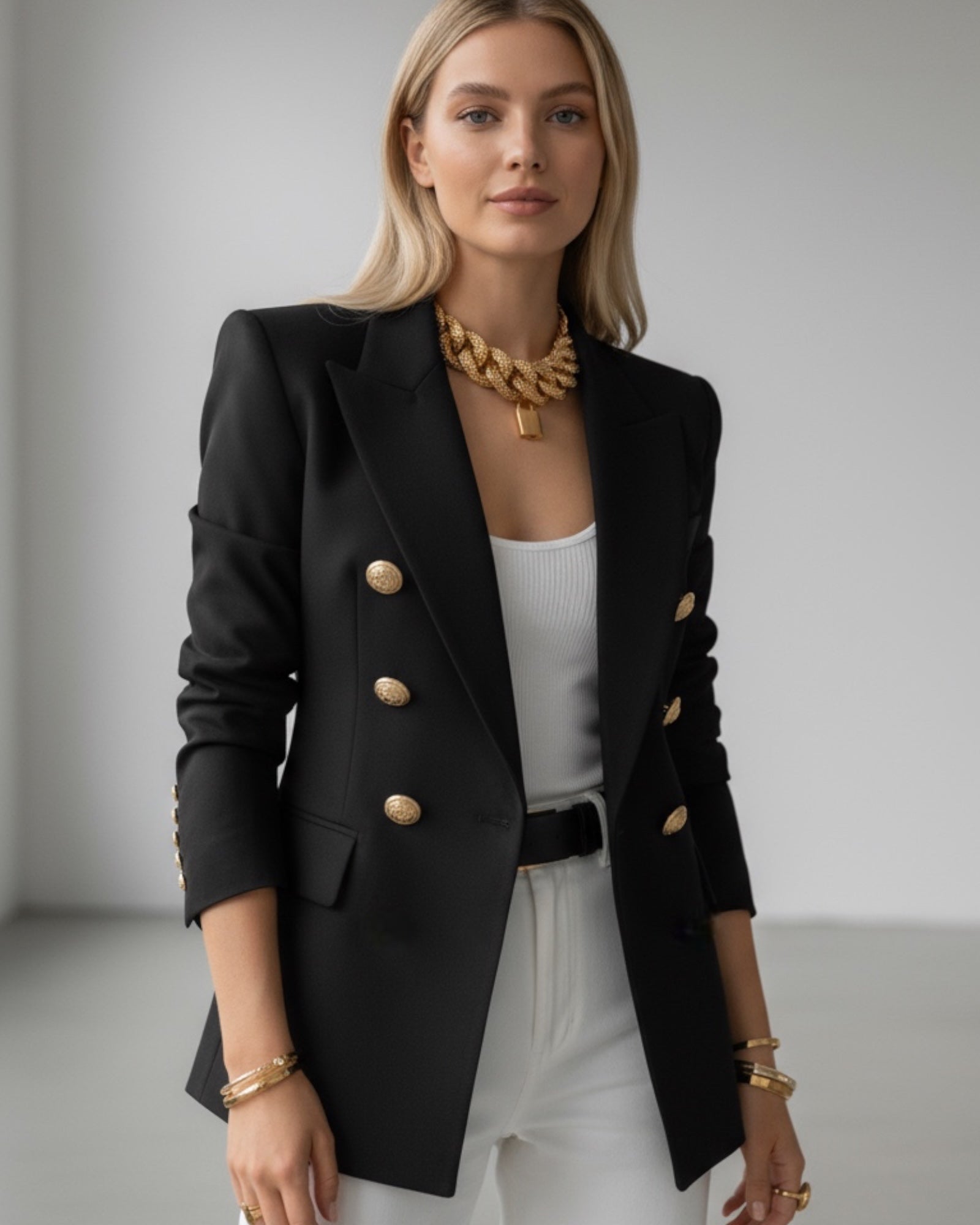 Taillierter eleganter Blazer für Damen mit goldenen Knöpfen