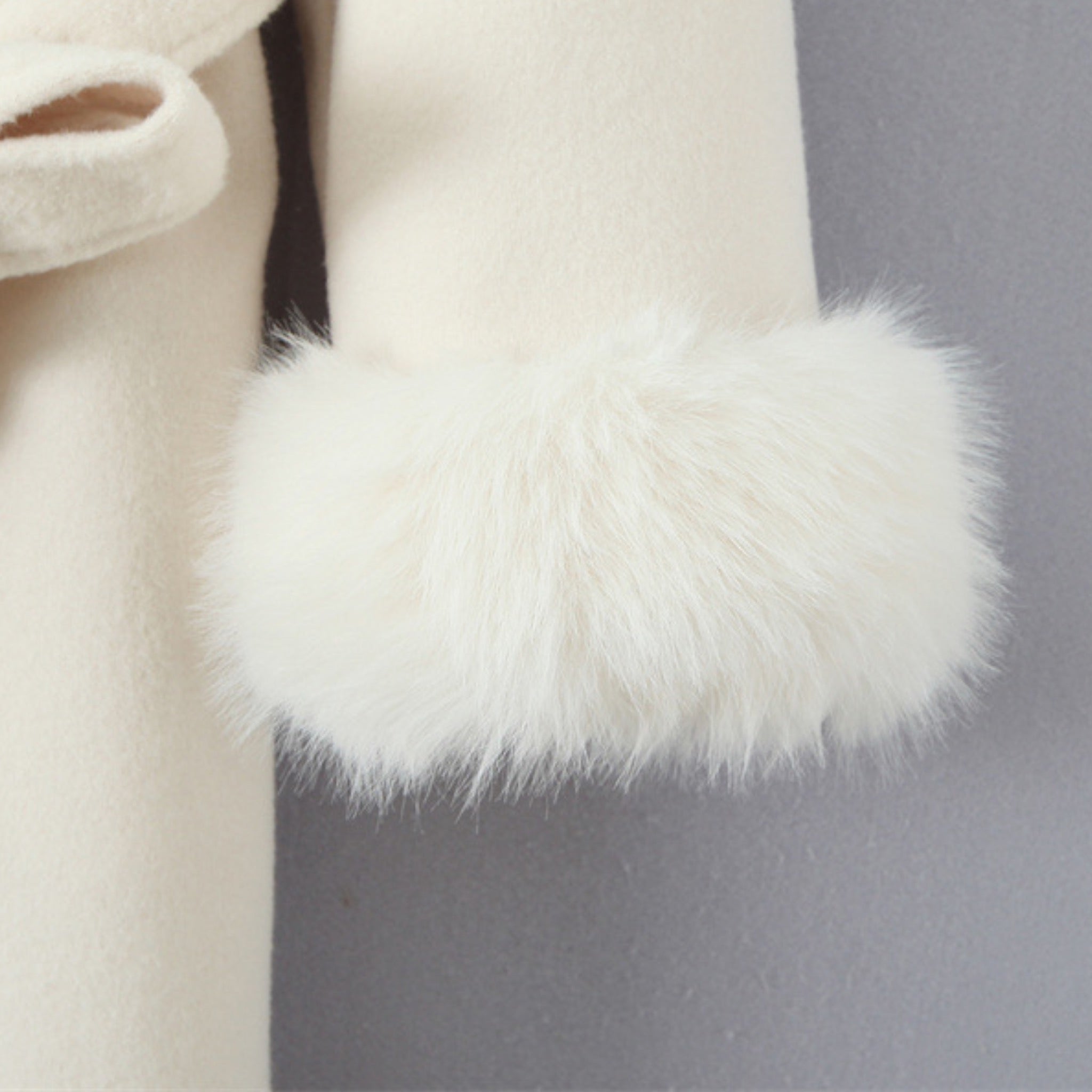 Langer Damenmantel mit Kunstpelzkragen und Gürtel