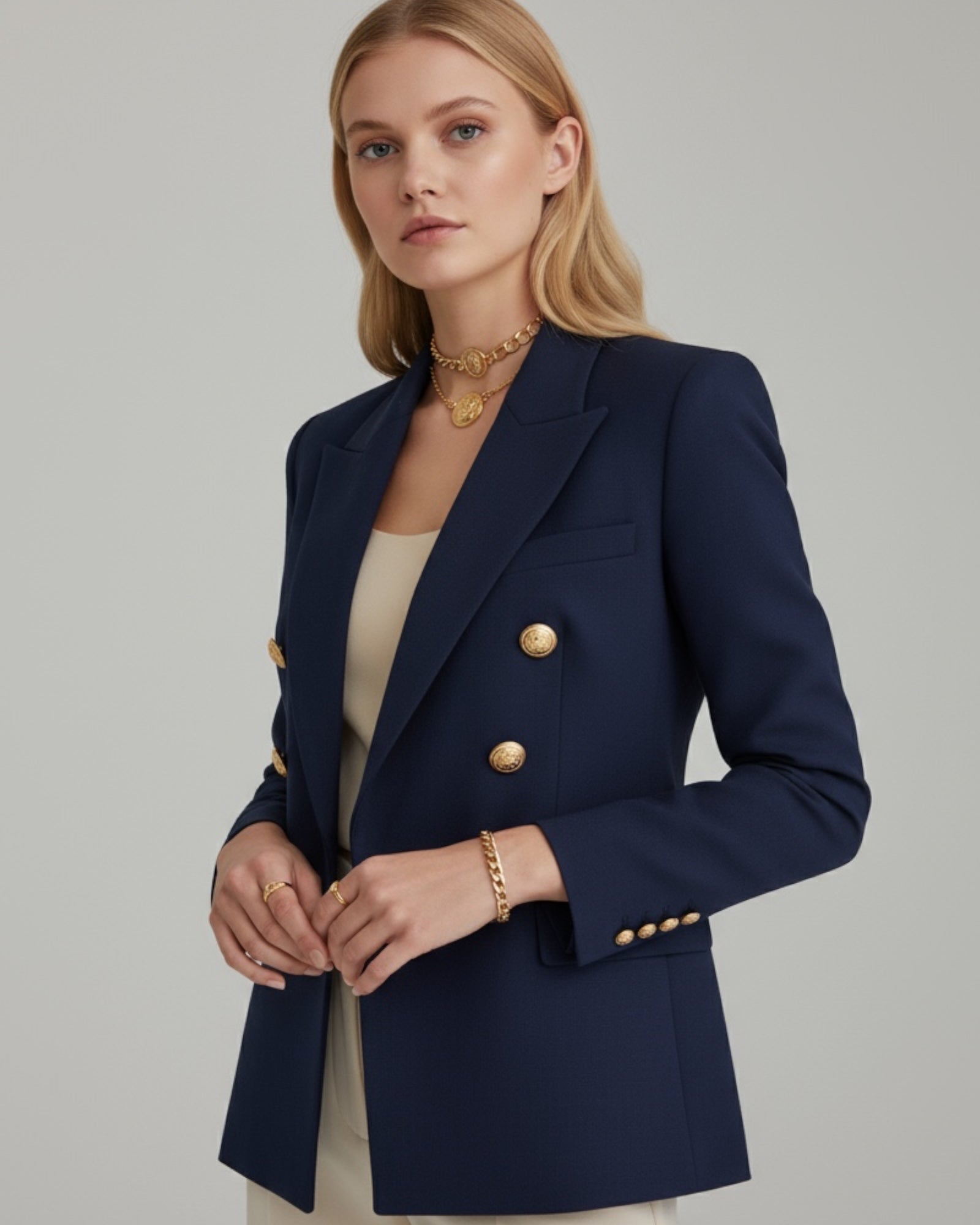 Taillierter eleganter Blazer für Damen mit goldenen Knöpfen