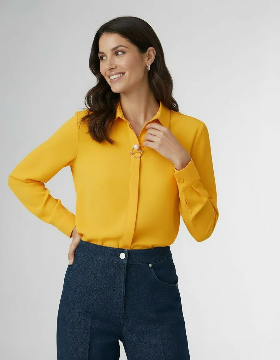 Elegante Langarm Bluse für Damen mit verdeckter Knopfleiste und dekorativer Schmuckspange