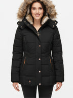 Schwarzer Winterajcke mit fellgefütterter Kapuze, getragen von einem Model vor weißem Hintergrund.