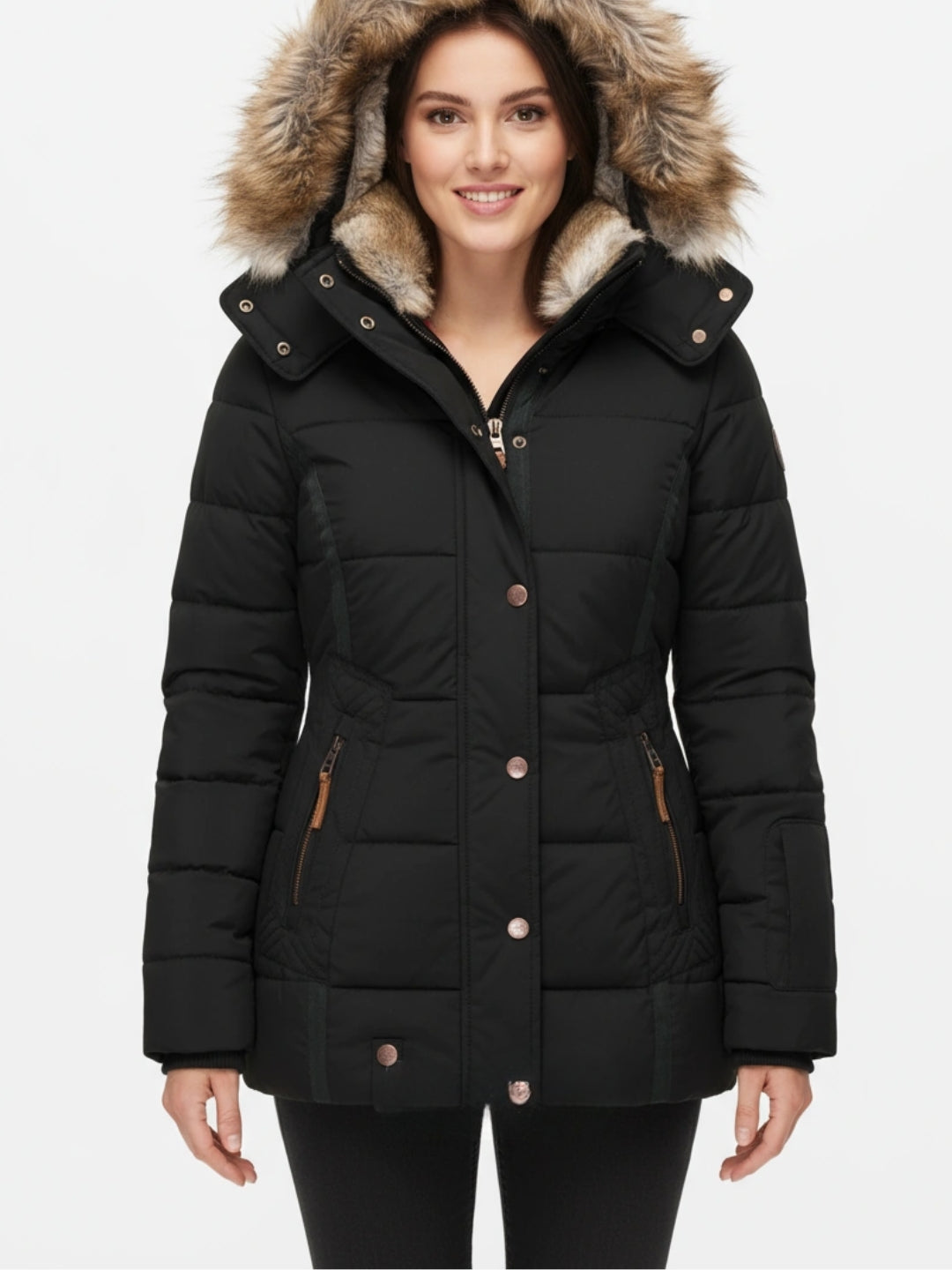 Schwarzer Winterajcke mit fellgefütterter Kapuze, getragen von einem Model vor weißem Hintergrund.