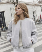 Kurze Jacke für Damen mit Puffärmeln und kragenlosem Rundhalsausschnitt