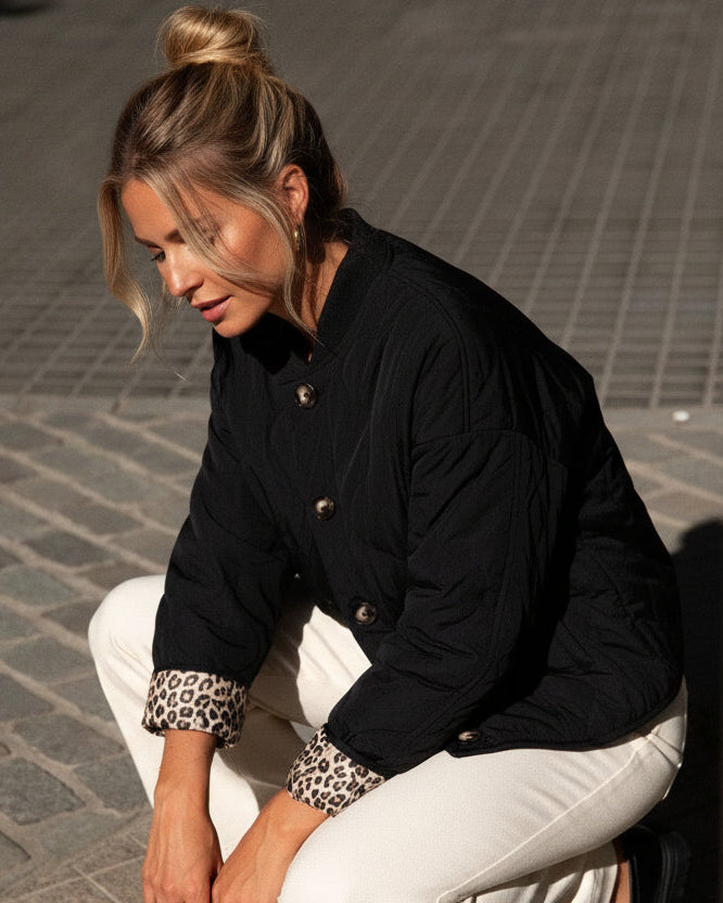 Leichte Steppjacke für Damen mit Leoparden-Details und ohne Kragen