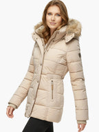 Frau trägt eine beige Steppjacke mit fellgefütterter Kapuze vor weißem Hintergrund.