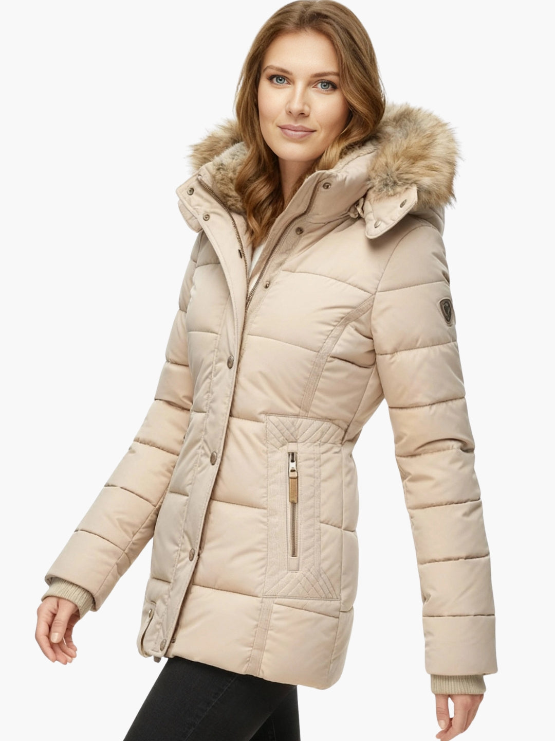 Frau trägt eine beige Steppjacke mit fellgefütterter Kapuze vor weißem Hintergrund.