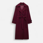 Burgunderfarbener Winter Trenchcoat vor hellgrauem Hintergrund