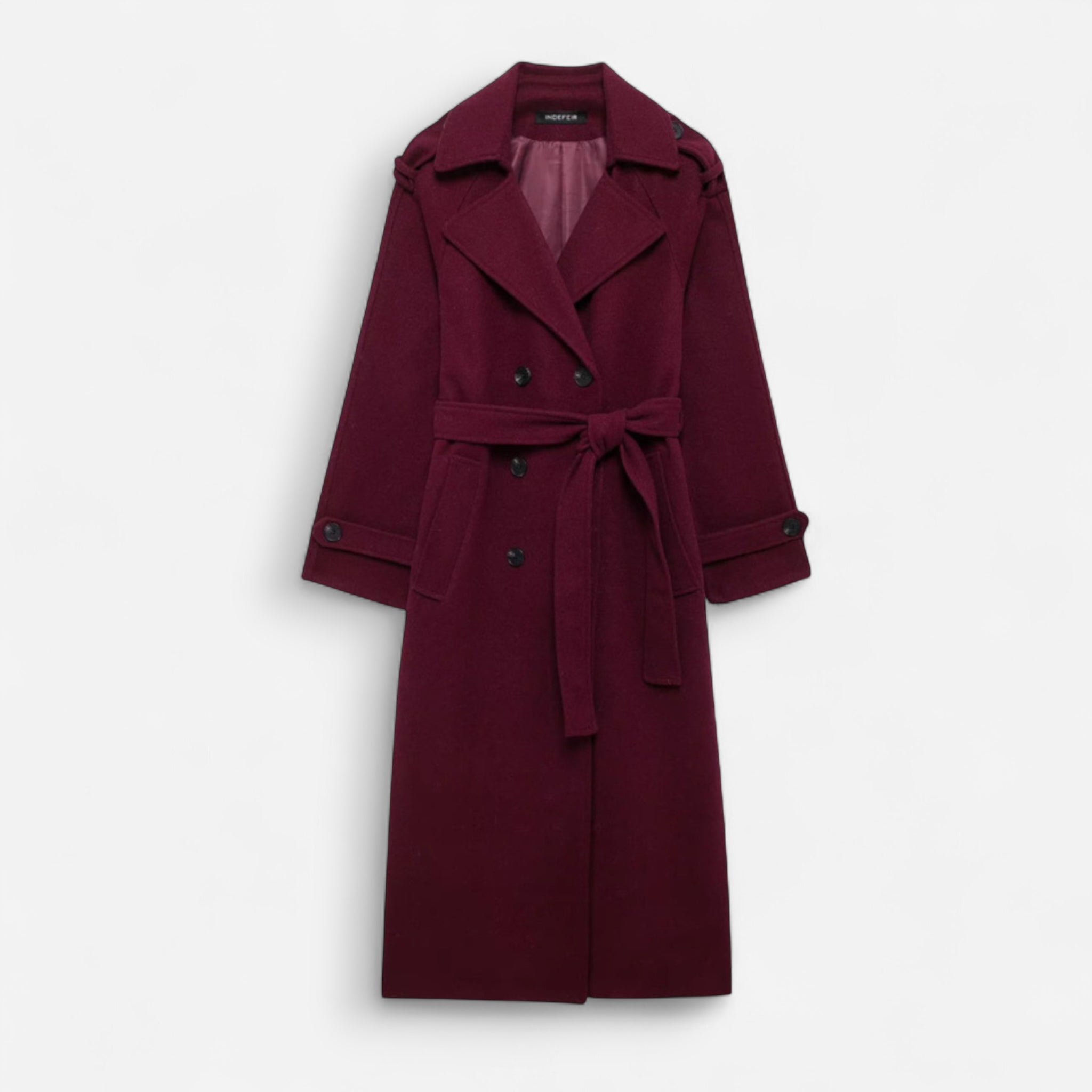 Burgunderfarbener Winter Trenchcoat vor hellgrauem Hintergrund
