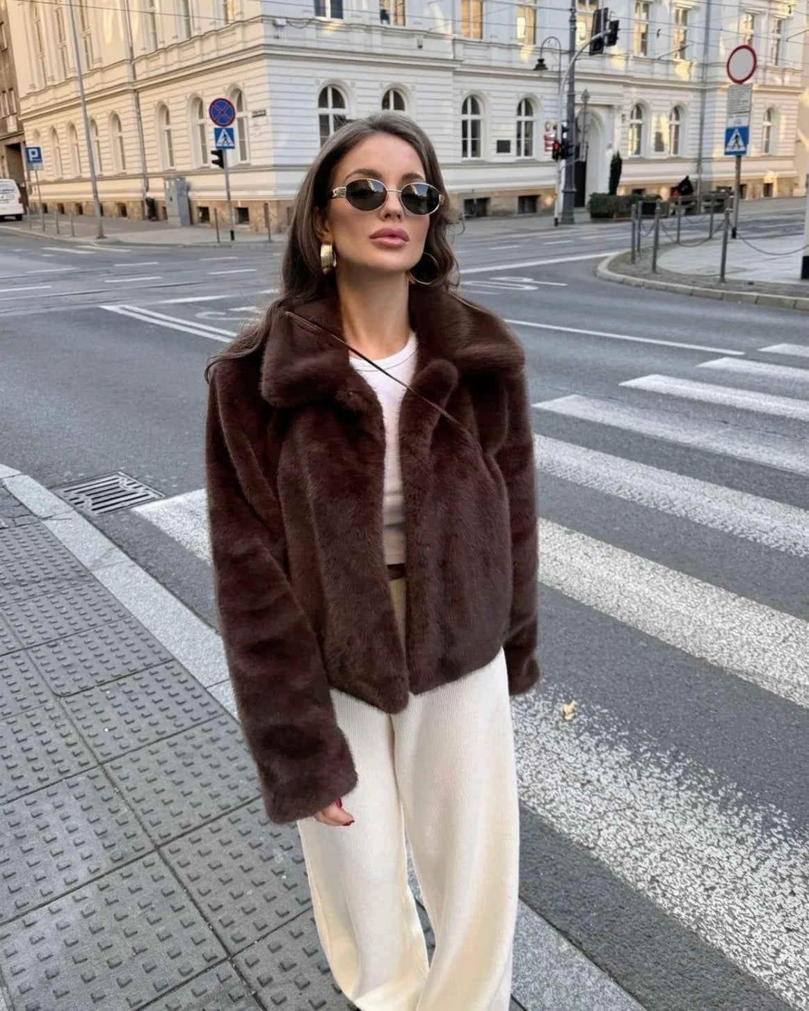 Flauschige Jacke für Damen aus Kunstpelz mit Umlegekragen
