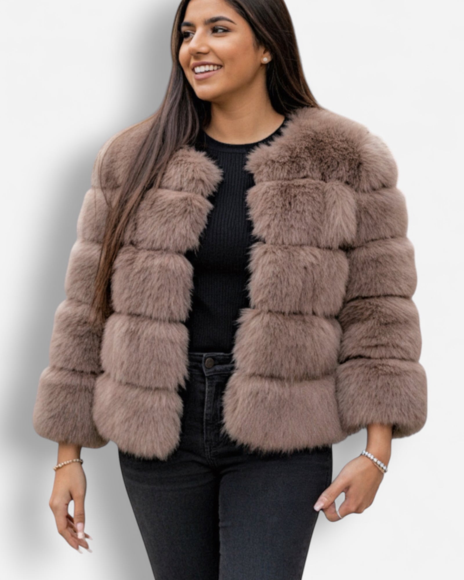 Frau trägt eine flauschige graue Jacke vor einfarbigem Hintergrund