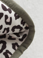 Leichte Steppjacke für Damen mit Leoparden-Details und ohne Kragen