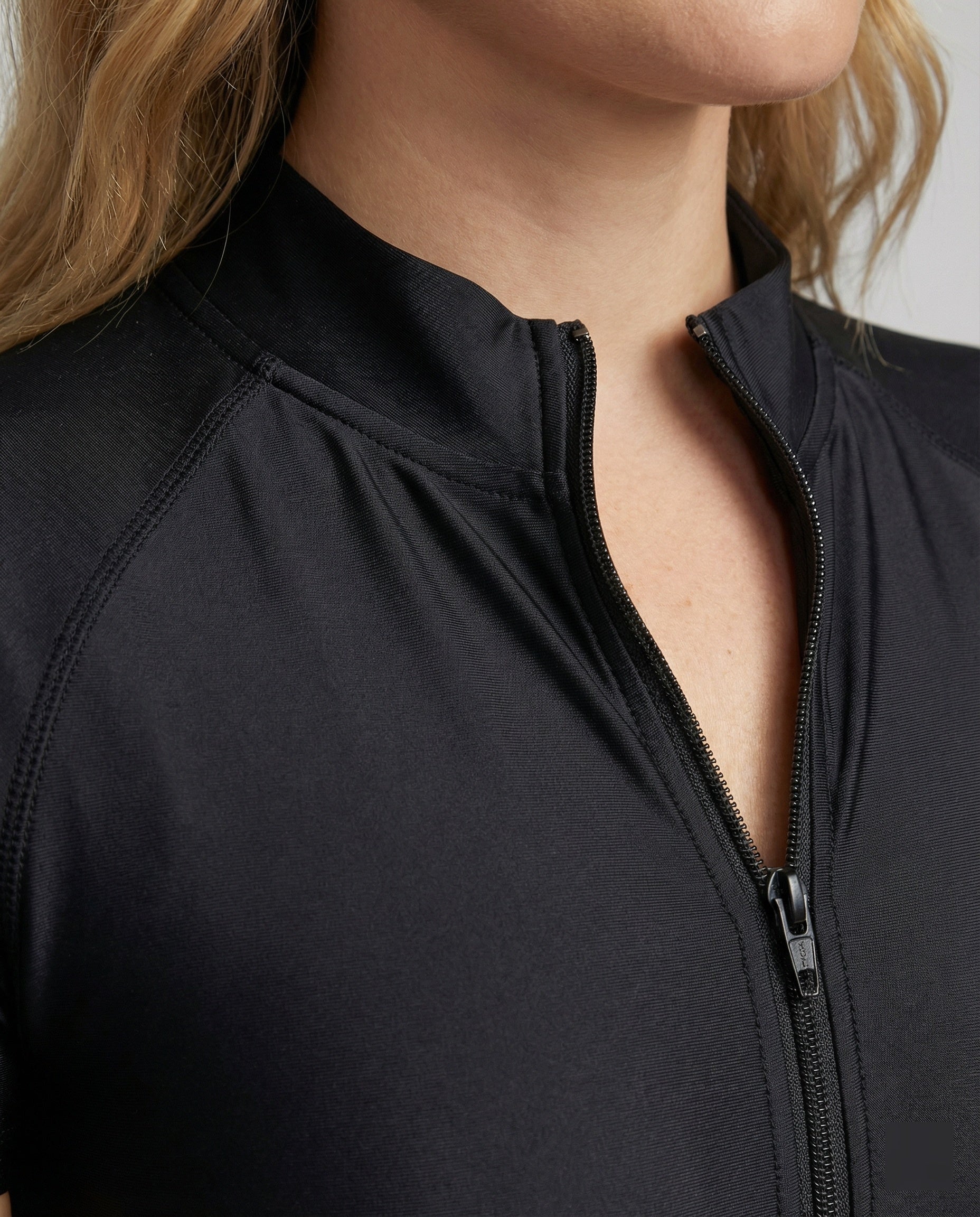 Bodycon Catsuit mit Reißverschluss und kurzem Arm