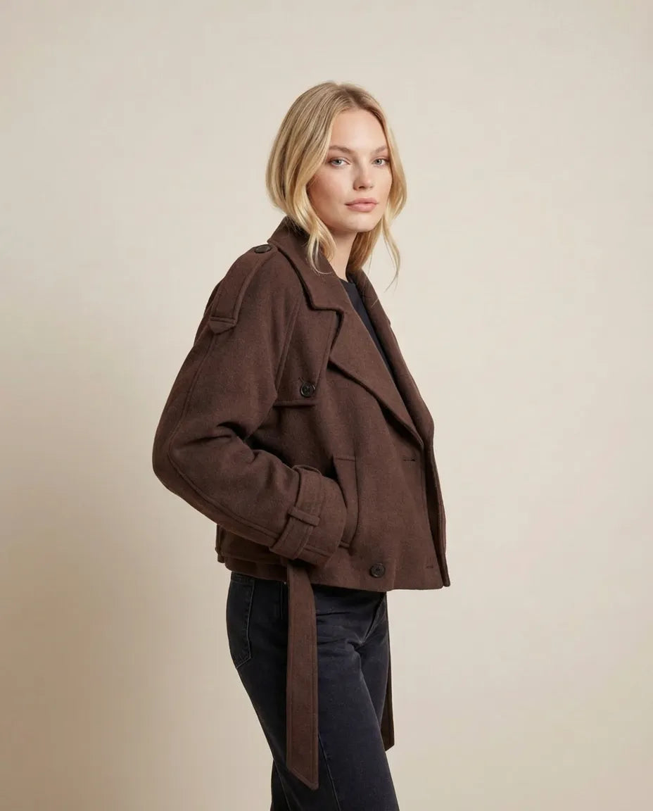 Kurze Jacke für Damen mit Schulterriegeln und Gürtel