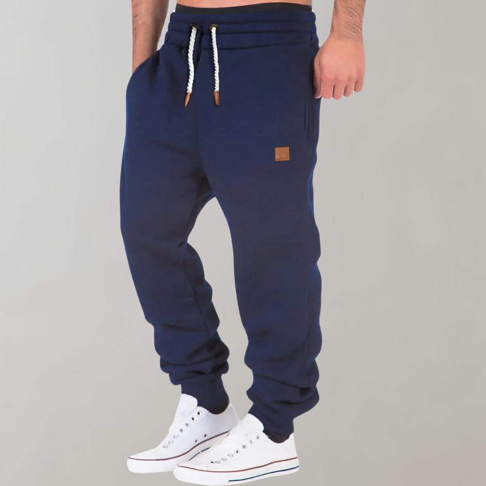 Bequeme Herren Jogginghose mit Slim Fit und Seitentaschen 0