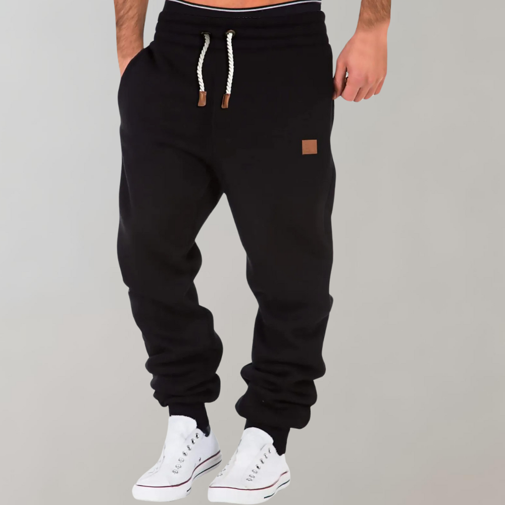 Bequeme Herren Jogginghose mit Slim Fit und Seitentaschen 1