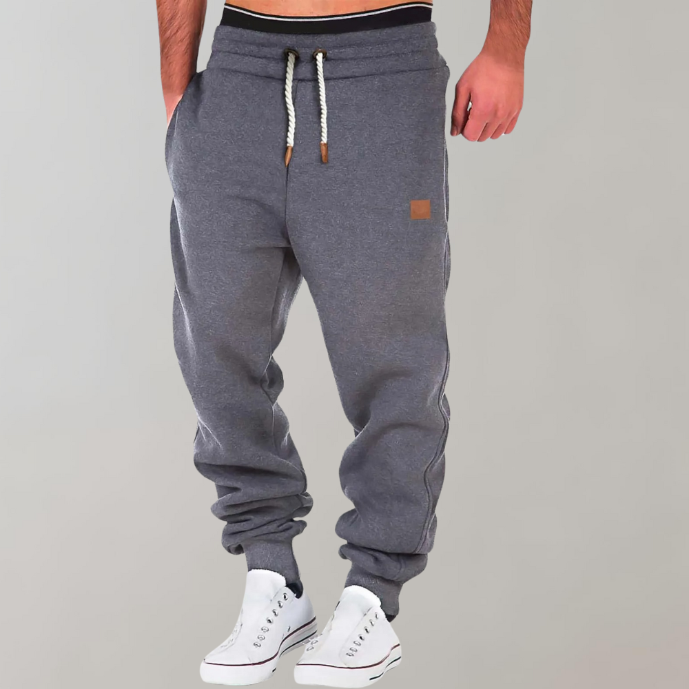 Bequeme Herren Jogginghose mit Slim Fit und Seitentaschen 2