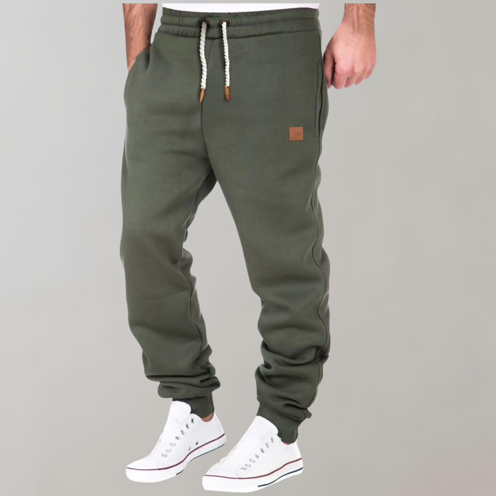 Bequeme Herren Jogginghose mit Slim Fit und Seitentaschen 3