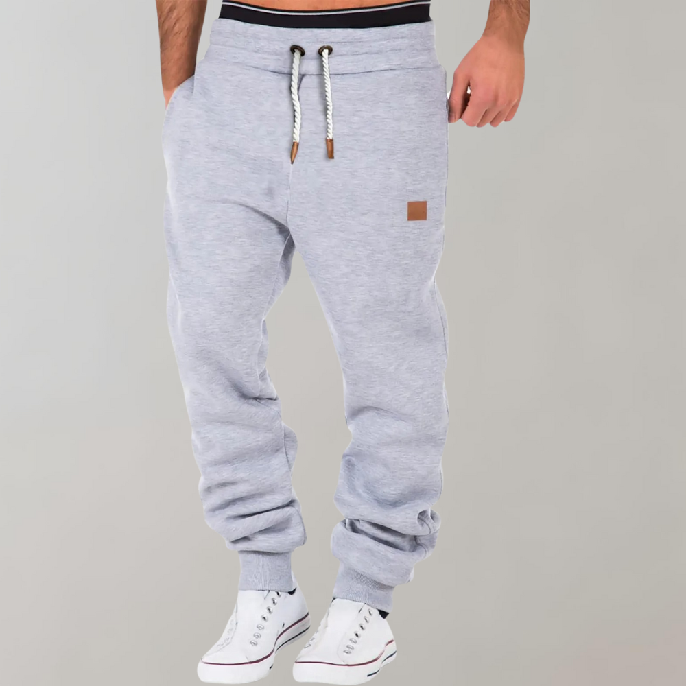 Bequeme Herren Jogginghose mit Slim Fit und Seitentaschen 4
