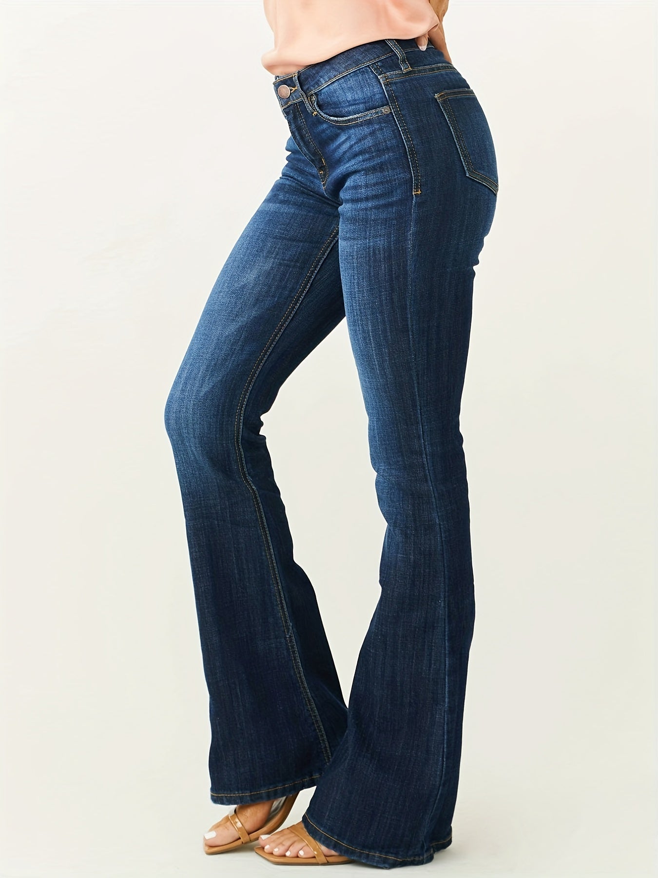 Damen Bootcut Jeans in klassischem Blau mit mittlerer Leibhöhe