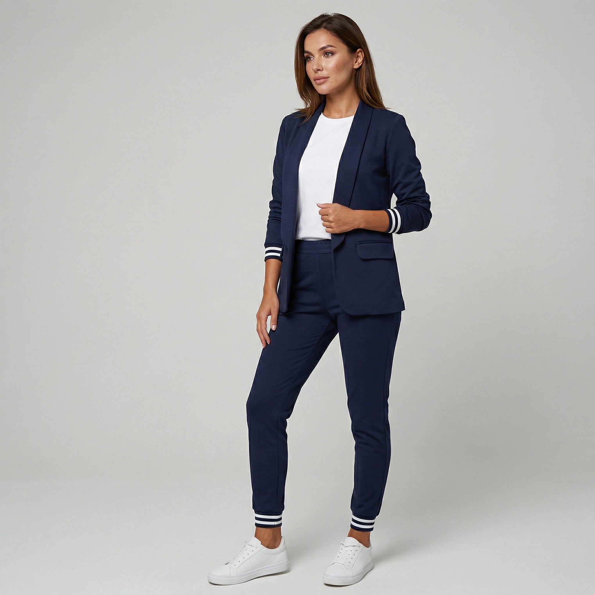 Zweiteiliger Hosenanzug für Damen mit elastischen gestreiften Bündchen an Blazer und Hose