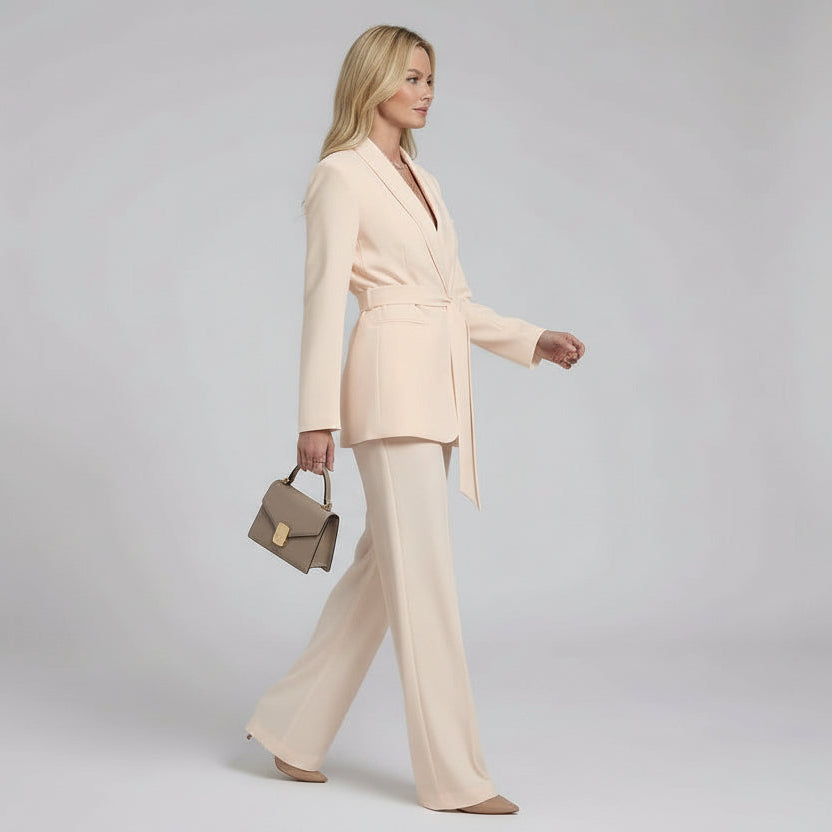 Hosenanzug für Damen aus tailliertem Longblazer mit Gürtel und gerader Hose