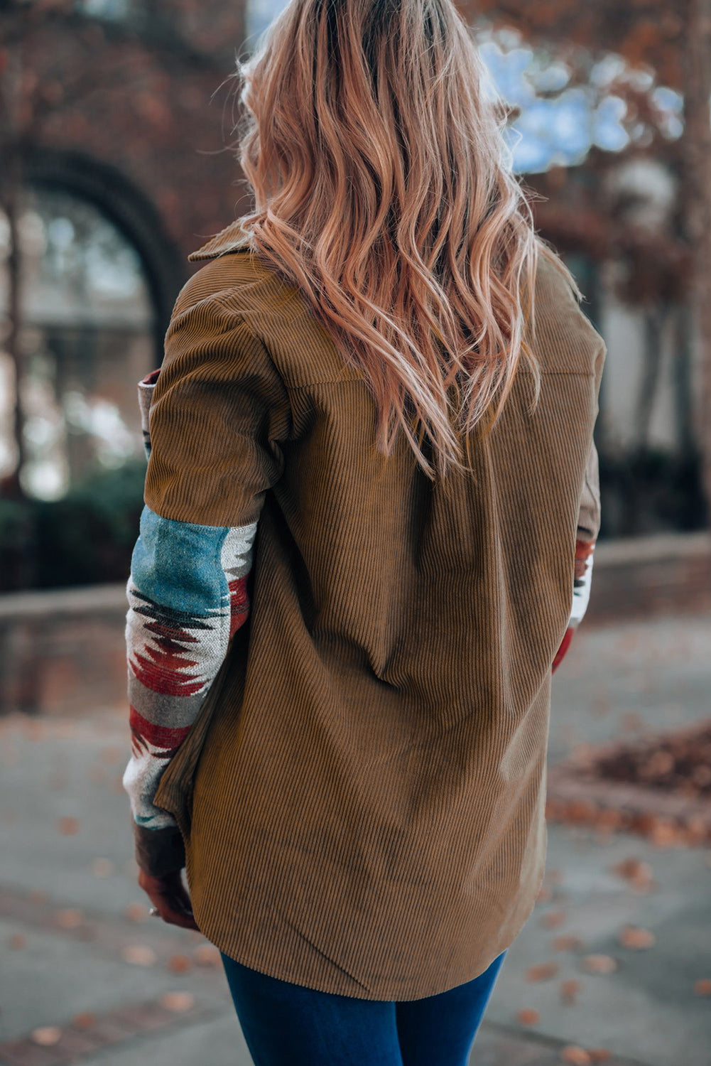 Braune Oversized-Damenjacke mit Ethno-Muster | Cordstoff 1