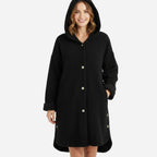 Die Frau trägt einen schwarzen Cordmantel mit Kapuze