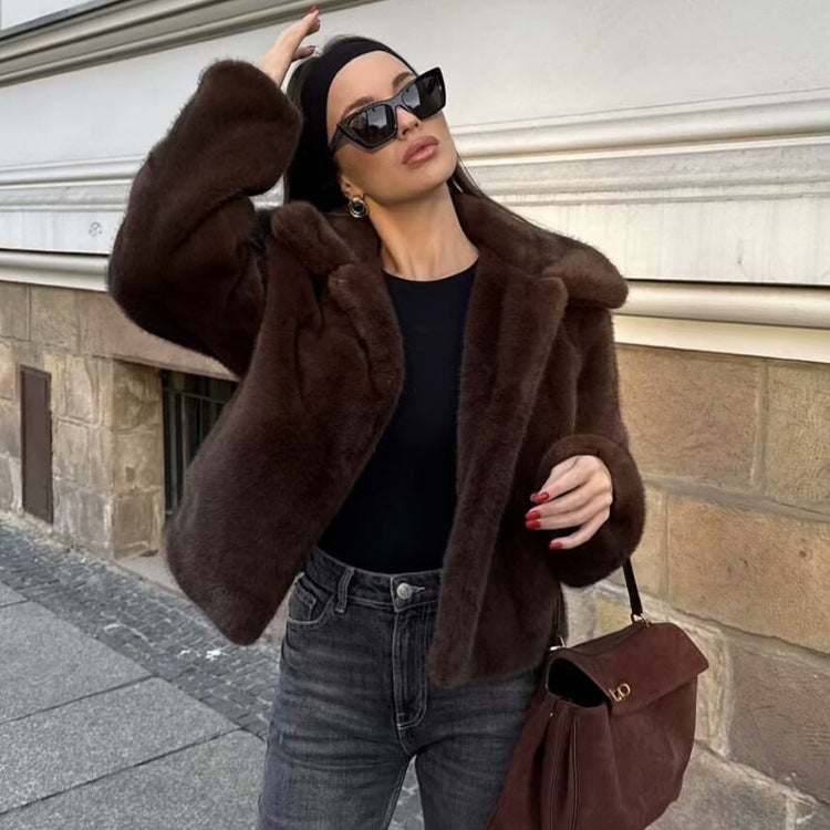 Flauschige Jacke für Damen aus Kunstpelz mit Umlegekragen