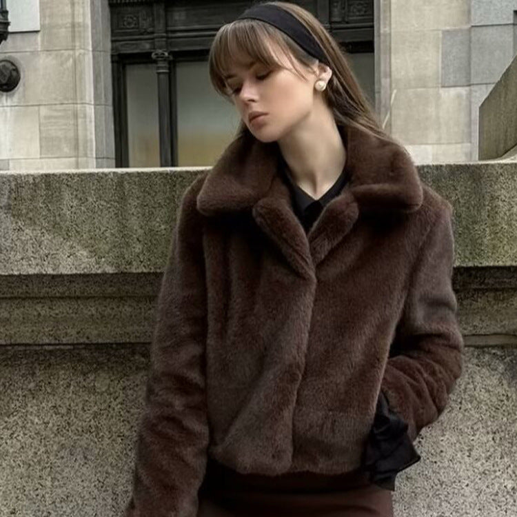 Flauschige Jacke für Damen aus Kunstpelz mit Umlegekragen