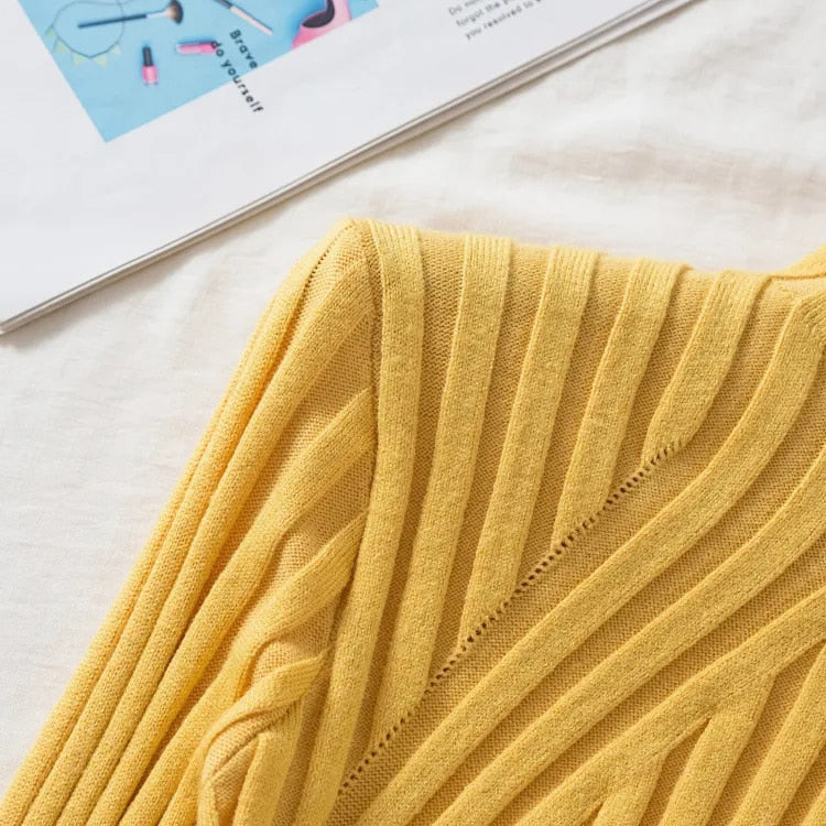 Figurbetonter Damenpullover mit hohem Kragen und langen Ärmeln