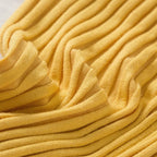 Figurbetonter Damenpullover mit hohem Kragen und langen Ärmeln